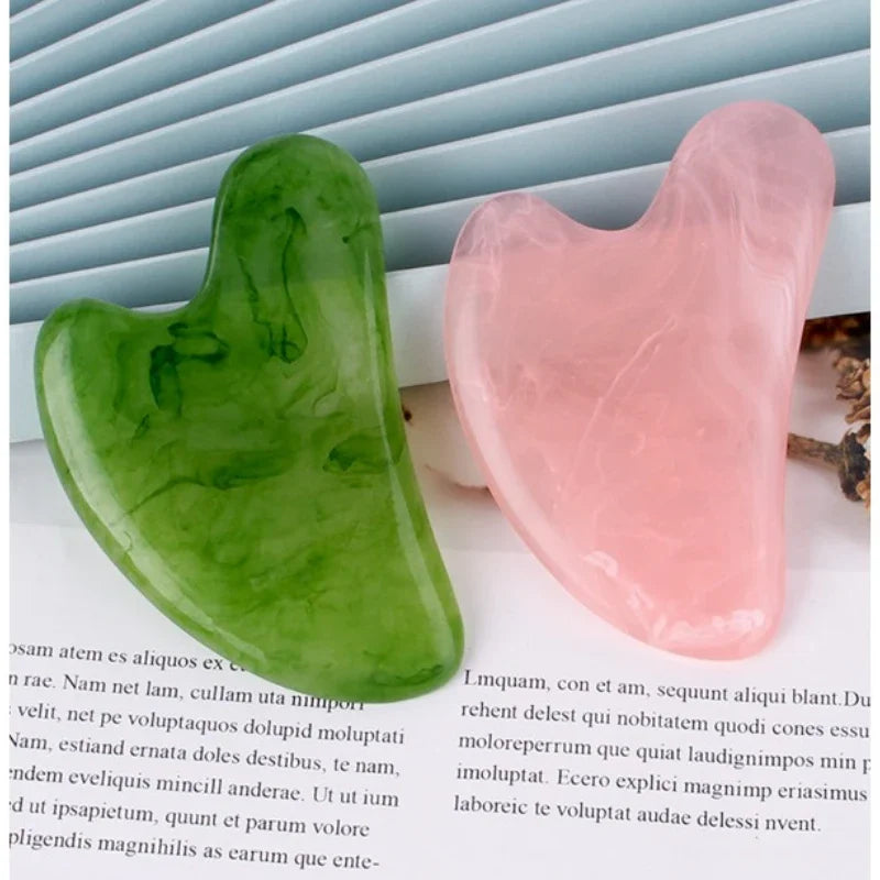 Guasha en pierre naturelle : quartz rose pour le rose et jade pour le vert