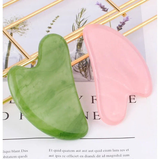 Guasha en pierre naturelle : quartz rose pour le rose et jade pour le vert