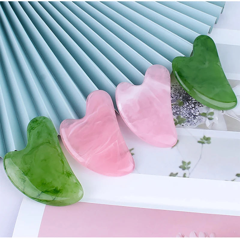 Guasha en pierre naturelle : quartz rose pour le rose et jade pour le vert